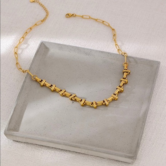 Women Stylish Stainless Steel Short Necklace - Picture 3 of 6